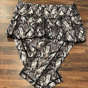 CVG Capris snake print
